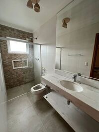 ¡Disponible para Nochevieja! Casa en urbanización cerrada con 4 suites y piscina climatizada.