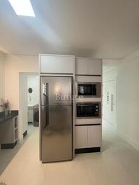 BEAUTIFUL AND SPACIOUS APARTMENT WITH 3 SUITES, LEFT, 2ND AV.