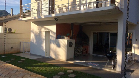 Churrasqueira e banheiro piscina