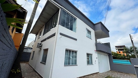 Casa para até 25 pessoas no centro de Bombinhas, a 120m da praia