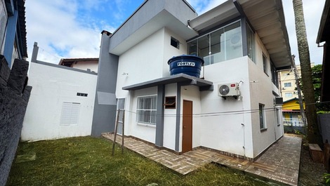 Casa para até 25 pessoas no centro de Bombinhas, a 120m da praia