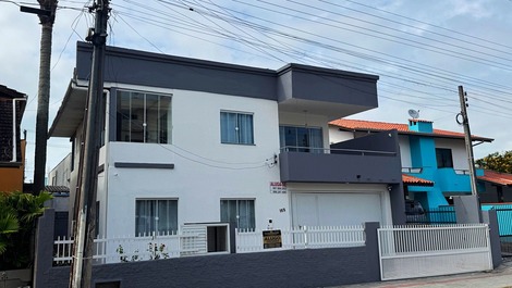 Casa para até 25 pessoas no centro de Bombinhas, a 120m da praia