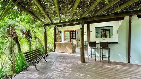 Praia da Baleia, 10 pessoas, 4 quartos, piscina comum, churrasq. priv.