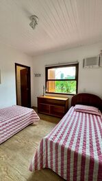 Praia da Baleia, 10 pessoas, 4 quartos, piscina comum, churrasq. priv.