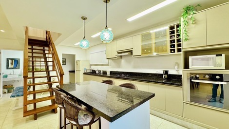 Enseada - Cobertura Quadra Mar - Ar Condicionado - 8 Pessoas