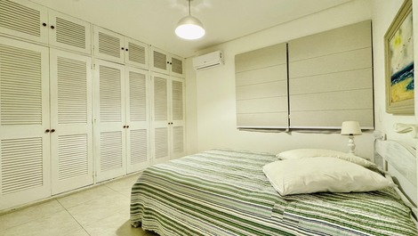 Enseada - Cobertura Quadra Mar - Ar Condicionado - 8 Pessoas