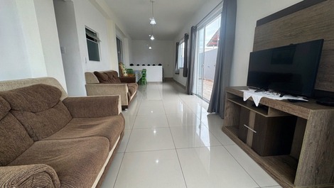 Casa para até 25 pessoas no centro de Bombinhas, a 120m da praia