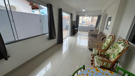 Casa para até 25 pessoas no centro de Bombinhas, a 120m da praia