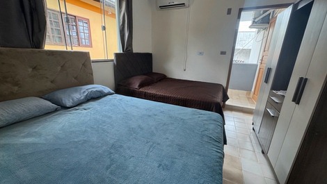 Casa para até 25 pessoas no centro de Bombinhas, a 120m da praia