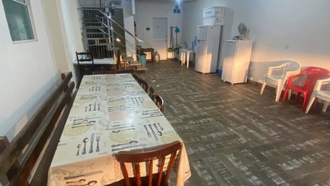 Casa para até 25 pessoas no centro de Bombinhas, a 120m da praia