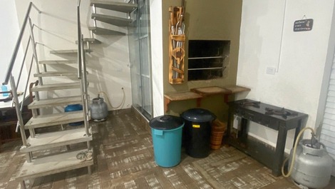 Casa para até 25 pessoas no centro de Bombinhas, a 120m da praia