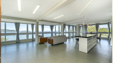 Casa alto padrão na beira mar de Zimbros para 12 pessoas