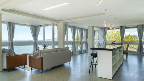 Casa alto padrão na beira mar de Zimbros para 12 pessoas