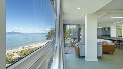 Casa alto padrão na beira mar de Zimbros para 12 pessoas