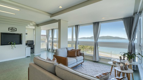 Casa alto padrão na beira mar de Zimbros para 12 pessoas