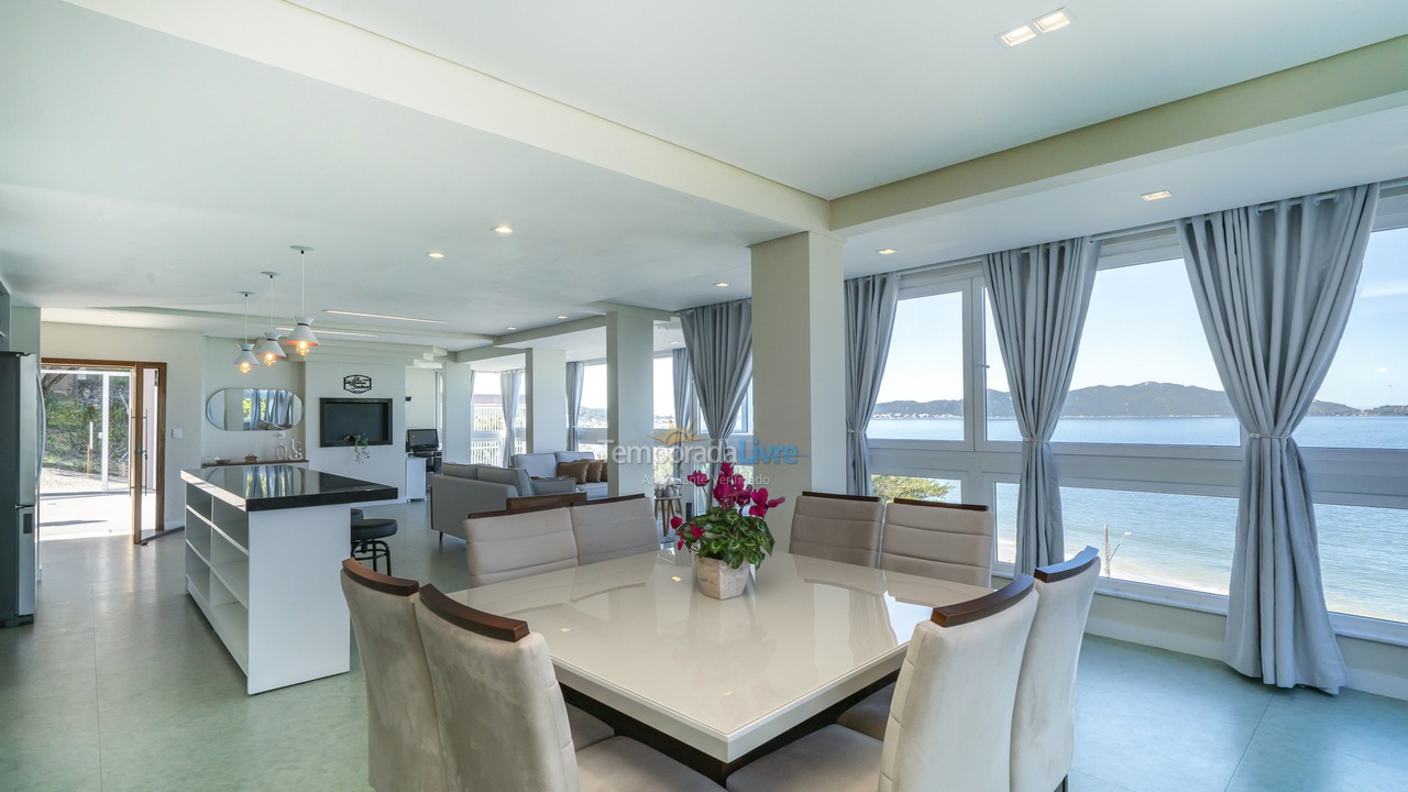 Casa para aluguel de temporada em Bombinhas (Praia de Zimbros)