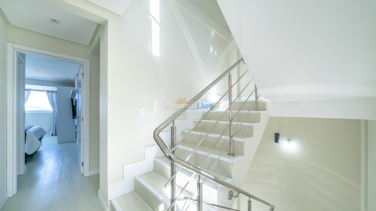 Casa para aluguel de temporada em Bombinhas (Praia de Zimbros)