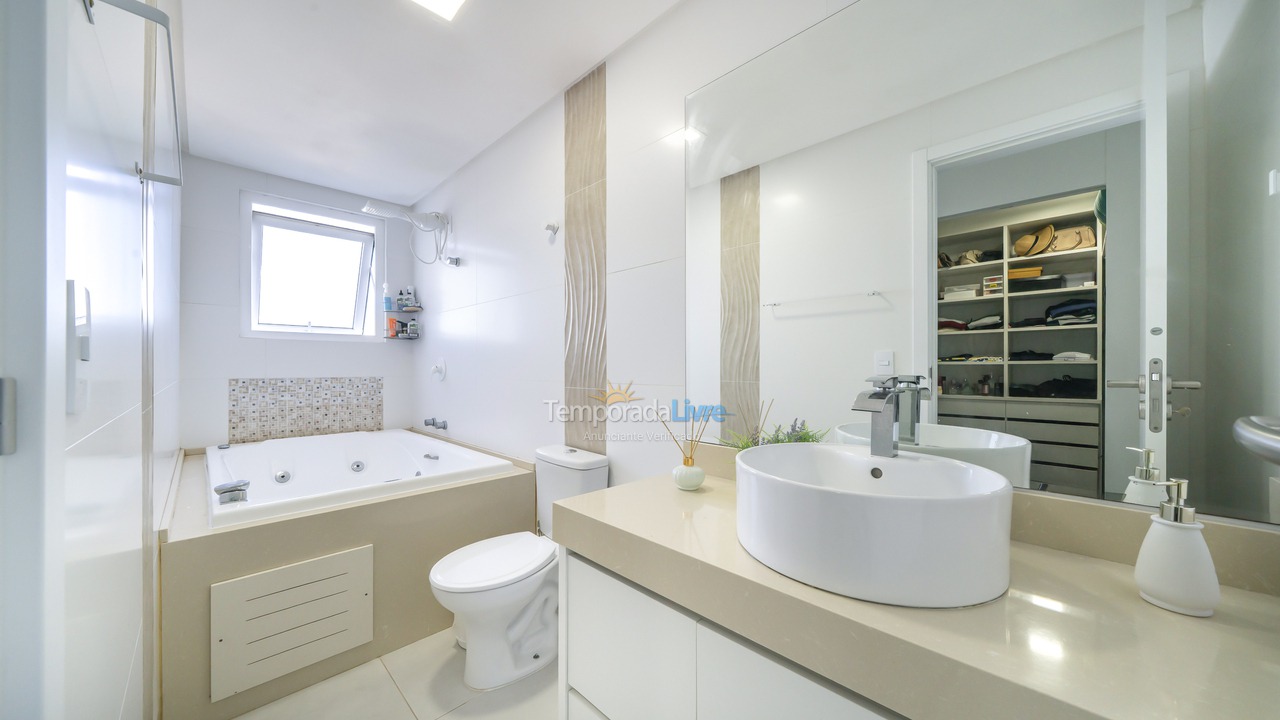 Casa para aluguel de temporada em Bombinhas (Praia de Zimbros)