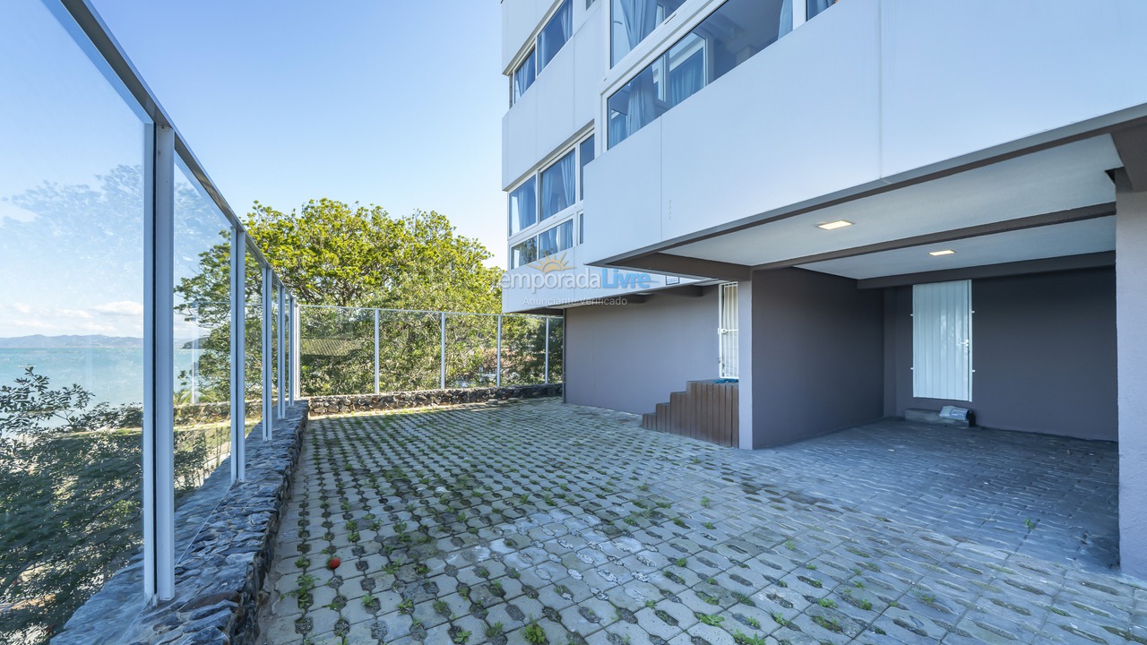 Casa para aluguel de temporada em Bombinhas (Praia de Zimbros)