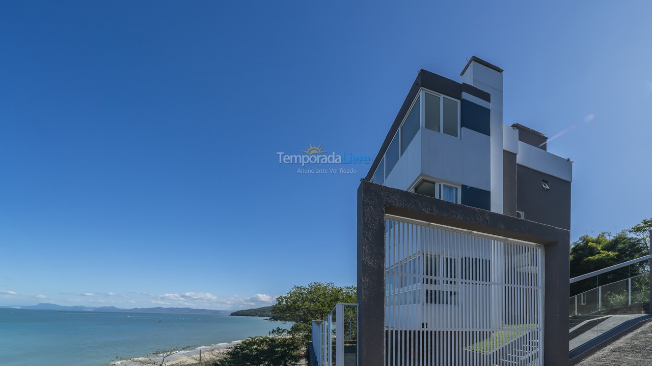 Casa para aluguel de temporada em Bombinhas (Praia de Zimbros)