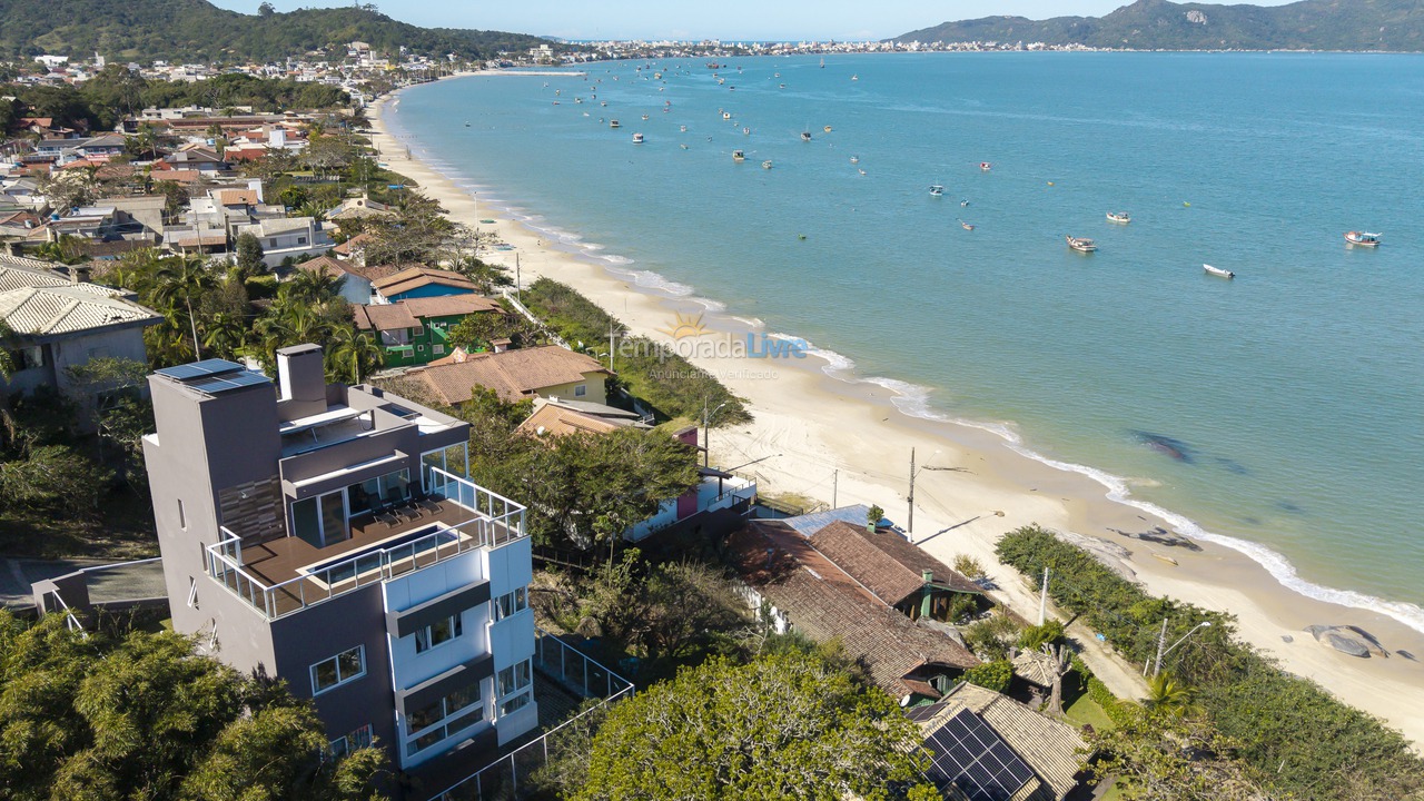 Casa para aluguel de temporada em Bombinhas (Praia de Zimbros)