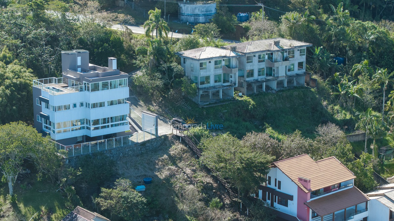 Casa para aluguel de temporada em Bombinhas (Praia de Zimbros)