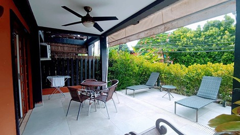 Baleia, 5 people, 2 bedrooms, shared pool, beach service, 2 spaces