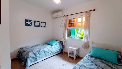 Baleia, 5 people, 2 bedrooms, shared pool, beach service, 2 spaces