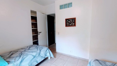 Baleia, 5 people, 2 bedrooms, shared pool, beach service, 2 spaces