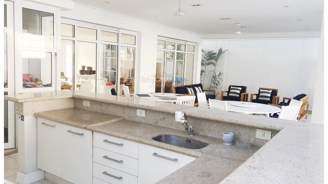 Casa para alquiler de vacaciones em São Sebastião (Praia da Baleia Condomínio Baleares)