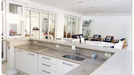 Baleia, 10 personas, 5 suites, piscina privada, espacio gourmet.