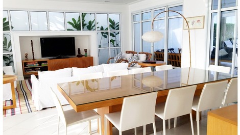 Baleia, 10 personas, 5 suites, piscina privada, espacio gourmet.