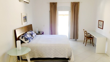 Baleia, 10 personas, 5 suites, piscina privada, espacio gourmet.