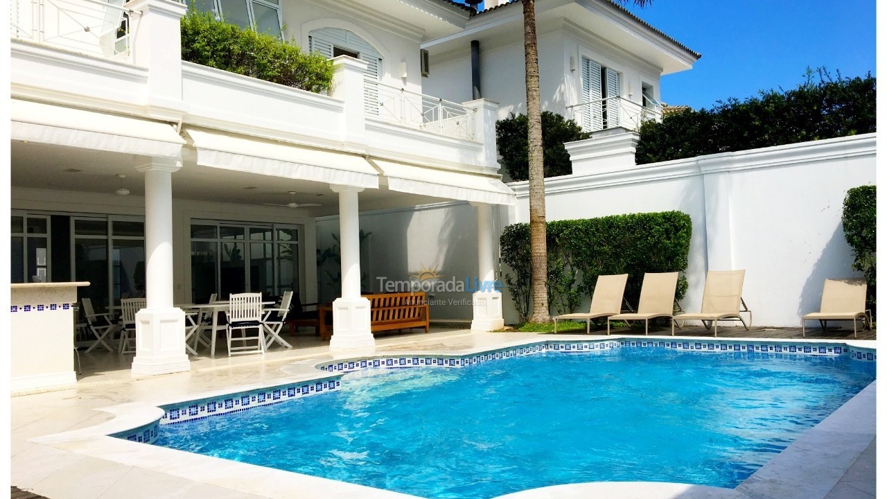 Casa para alquiler de vacaciones em São Sebastião (Praia da Baleia Condomínio Baleares)