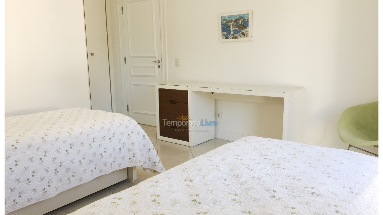 Casa para alquiler de vacaciones em São Sebastião (Praia da Baleia Condomínio Baleares)