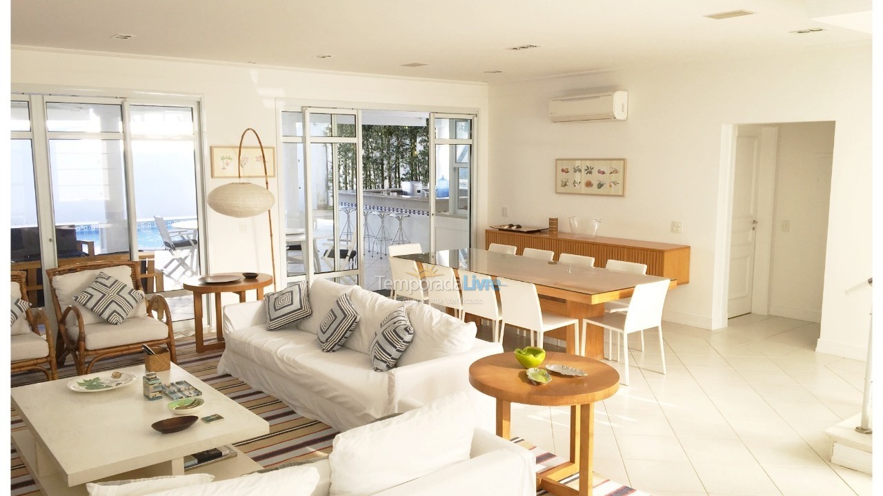 Casa para alquiler de vacaciones em São Sebastião (Praia da Baleia Condomínio Baleares)