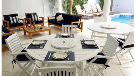 Baleia, 10 personas, 5 suites, piscina privada, espacio gourmet.