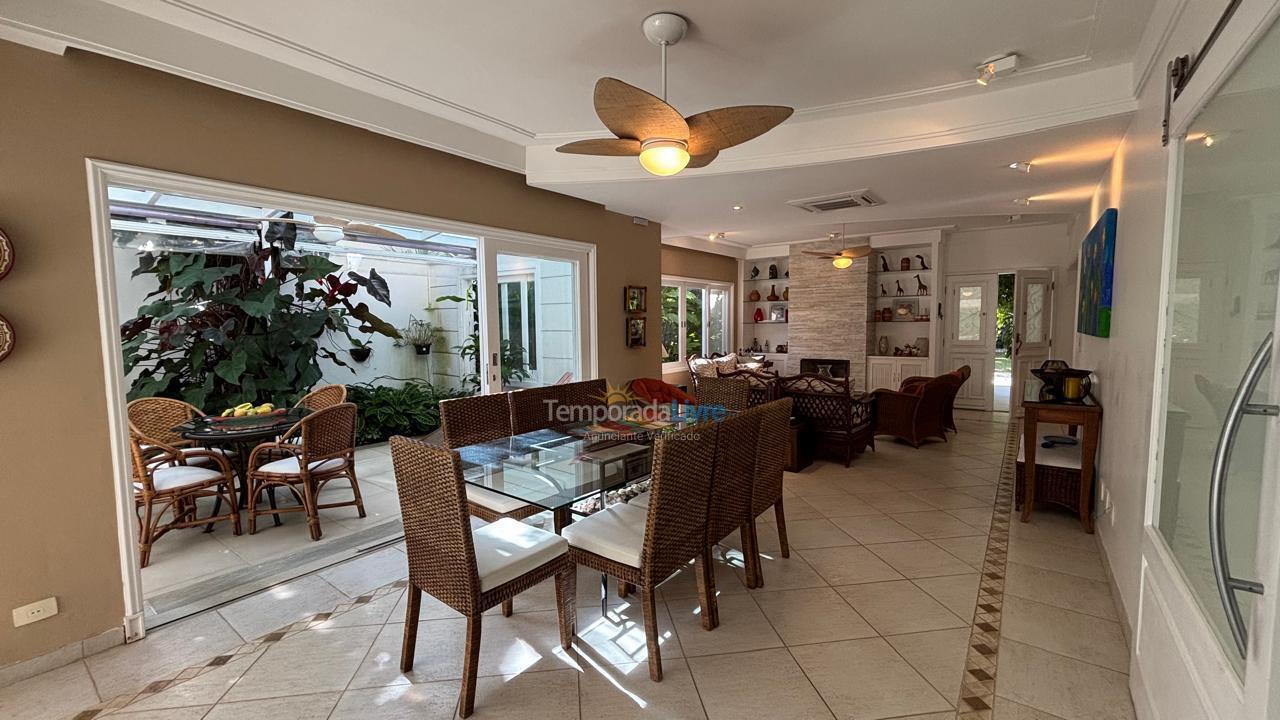 Casa para alquiler de vacaciones em São Sebastião (Praia da Baleia)