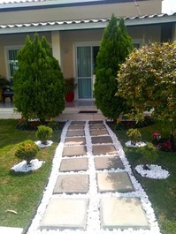 CASA PERTO DA PRAIA EM VILAS DO ATLÂNTICO, 5/4 COM DUAS SUITES