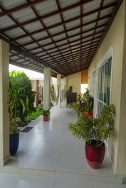 CASA PERTO DA PRAIA EM VILAS DO ATLÂNTICO, 5/4 COM DUAS SUITES