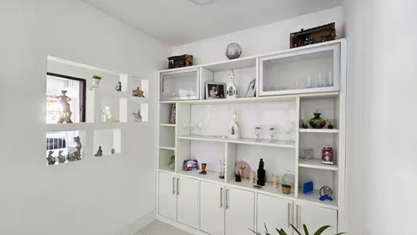 CASA PERTO DA PRAIA EM VILAS DO ATLÂNTICO, 5/4 COM DUAS SUITES