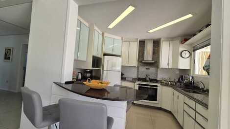 ALQUILER DE TEMPORADA: JURERÊ, 4 HABITACIONES, A 450 METROS DE LA PLAYA