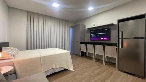 Apartamento para 4 personas con piscina y vistas al mar.