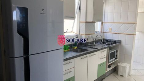 Apartamento de 3 dormitorios en urbanización cerrada con piscina y aire acondicionado.