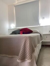 Apartamento de 3 dormitorios en urbanización cerrada con piscina y aire acondicionado.
