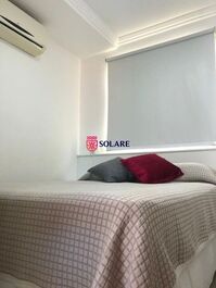 Apartamento de 3 dormitorios en urbanización cerrada con piscina y aire acondicionado.