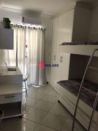 Apartamento de 3 dormitorios en urbanización cerrada con piscina y aire acondicionado.