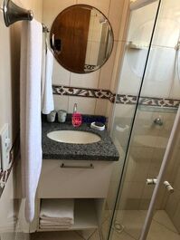 Apartamento de 3 dormitorios en urbanización cerrada con piscina y aire acondicionado.