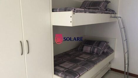 Apartamento de 3 dormitorios en urbanización cerrada con piscina y aire acondicionado.