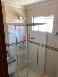 Apartamento de 3 dormitorios en urbanización cerrada con piscina y aire acondicionado.